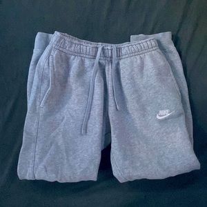 Grey Nike sweatpants, barely worn, no stains, XS, excellent condition.